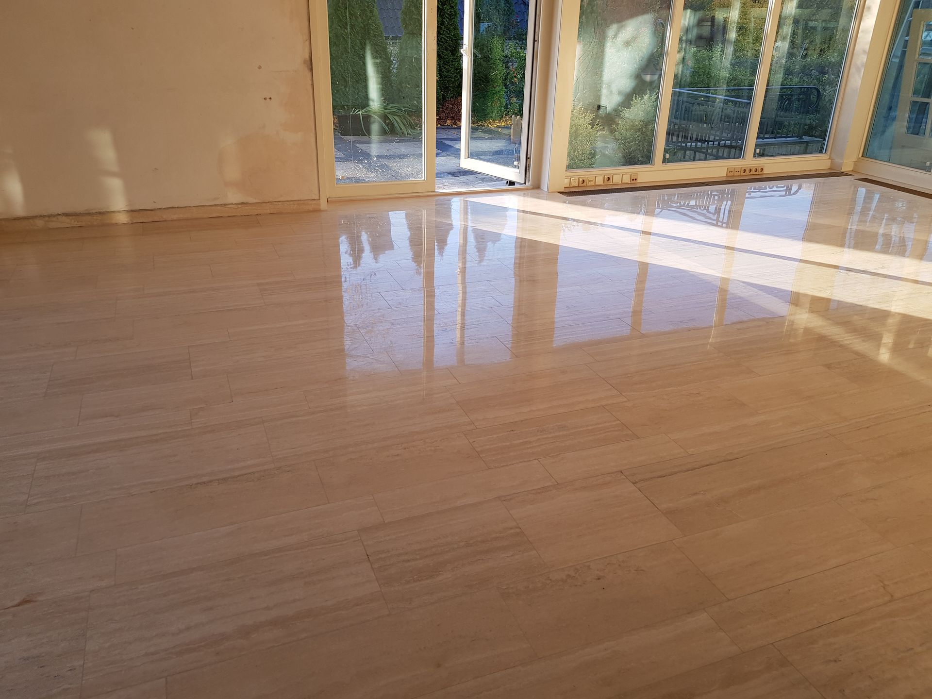 Travertin reinigen – Tiefenreinigung für strahlende Farben und Struktur.