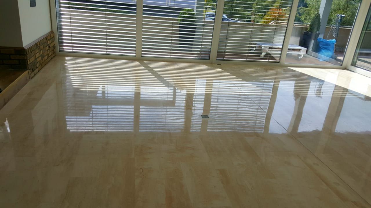 Travertin reinigen – Tiefenreinigung für strahlende Farben und Struktur.