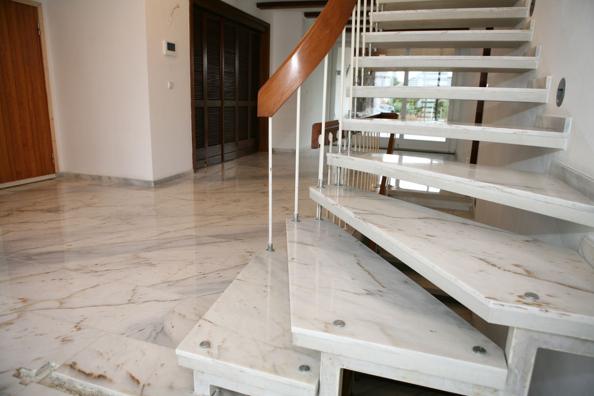 Naturstein Treppe sanieren – Optische und funktionale Aufwertung durch Expertenarbeit-Marmor