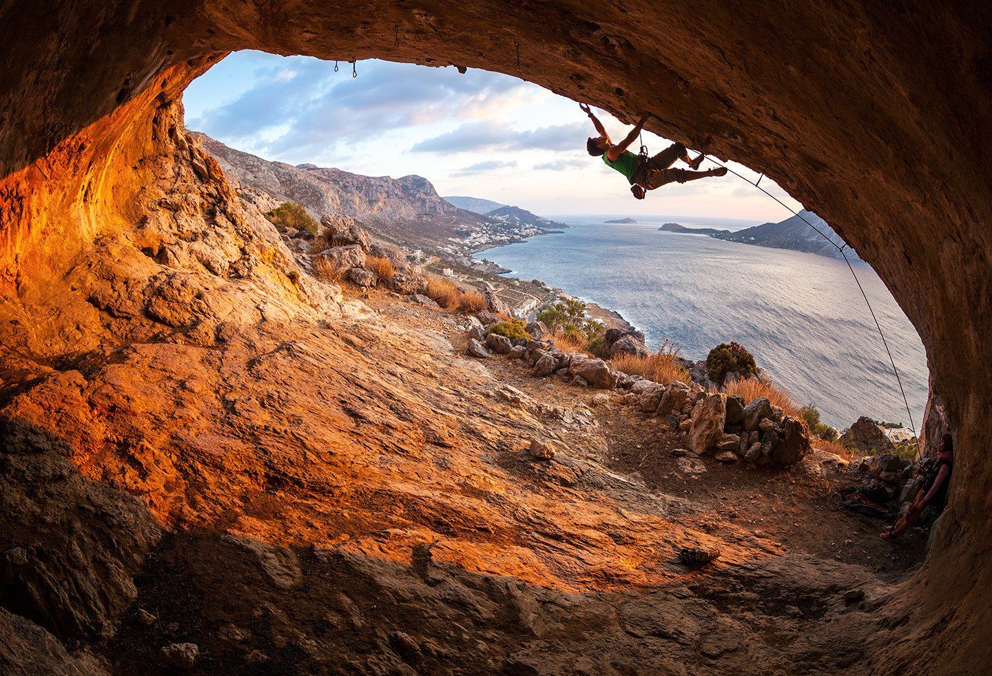 Kletternder Mann Abhang Kletternder Mann Abhang