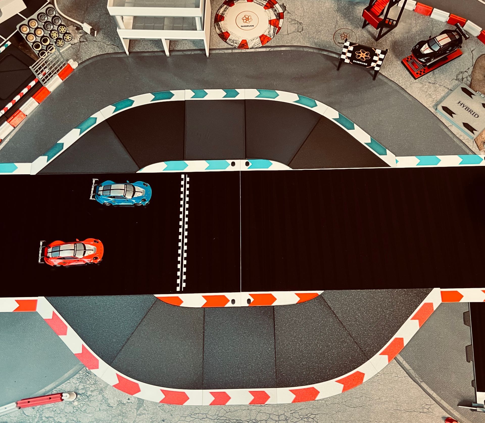 Pitlane kompatibel mit Carrera Hybrid