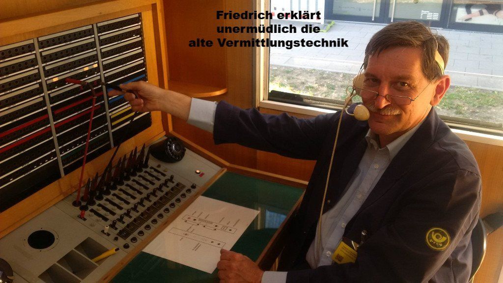 Friedrich erklärt unermüdlich die alte Vermittlungstechnik