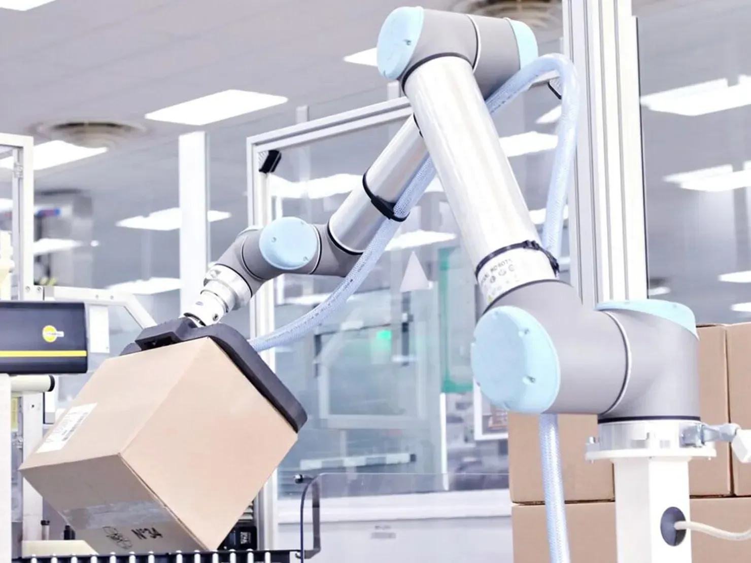Robot colaborativo UR30 de Universal Robot levantando una caja