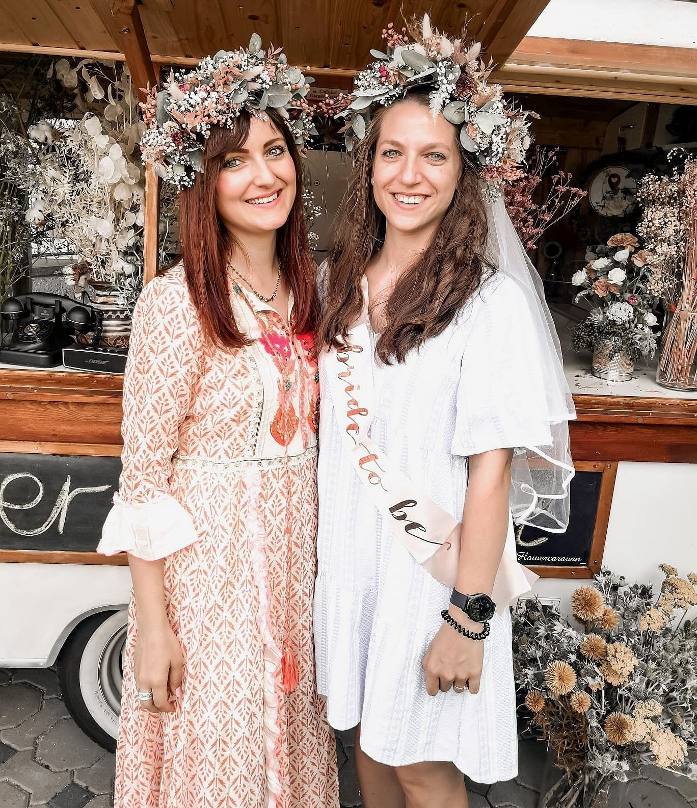 JGA Workshop Flower-Caravan Floristik hochzeitsdeko Blumen für Standesamt
Dekoration für Trauung
Blumendeko für Hochzeitstorte
Hochzeitsfloristik Aalen Stuttgart
Dekoration für Hochzeiten Aalen