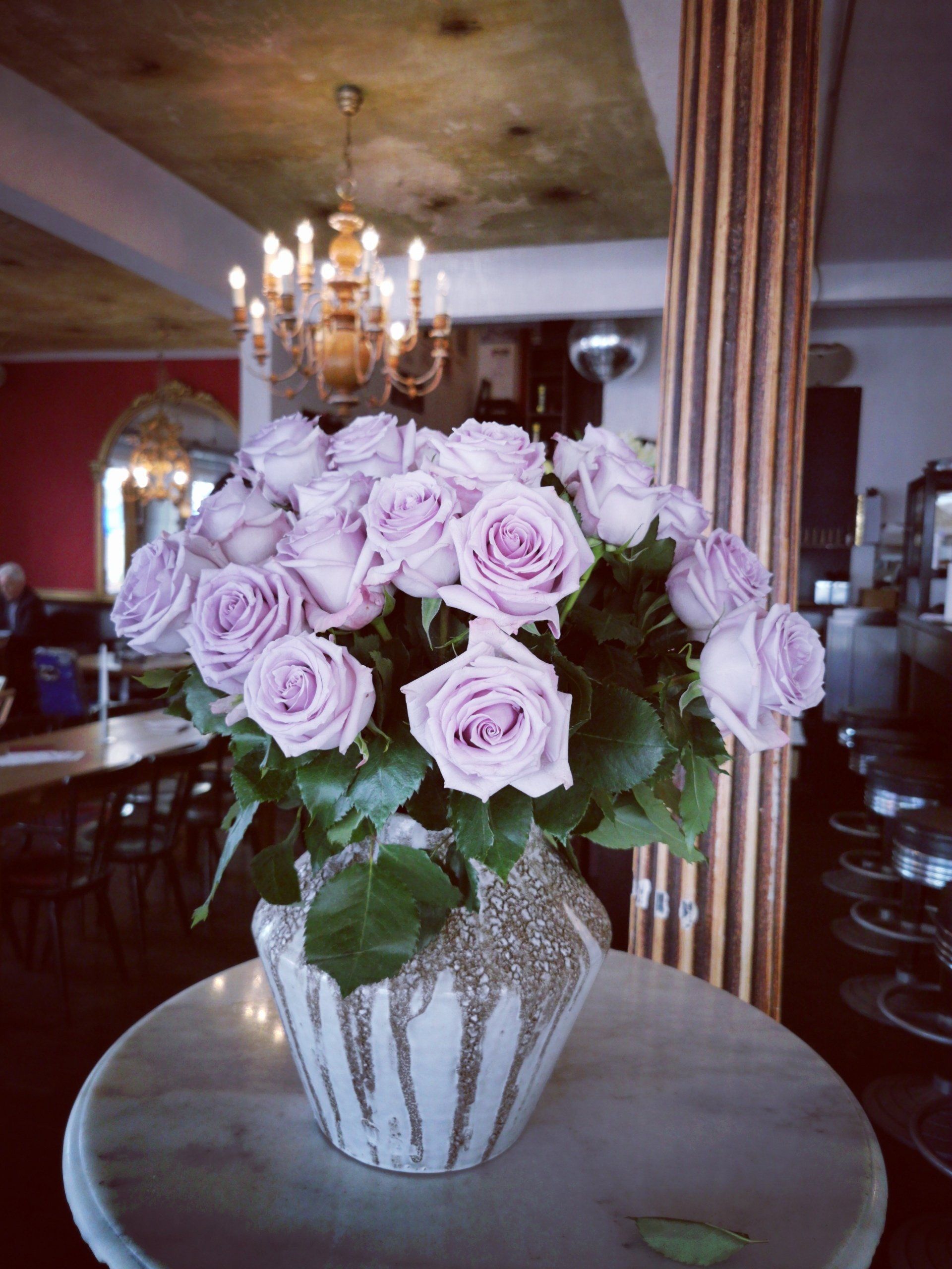 Auf die Schönheit der Blumen! Blumen vom Flower Caravan, Frische Blumen im Cafe Flower