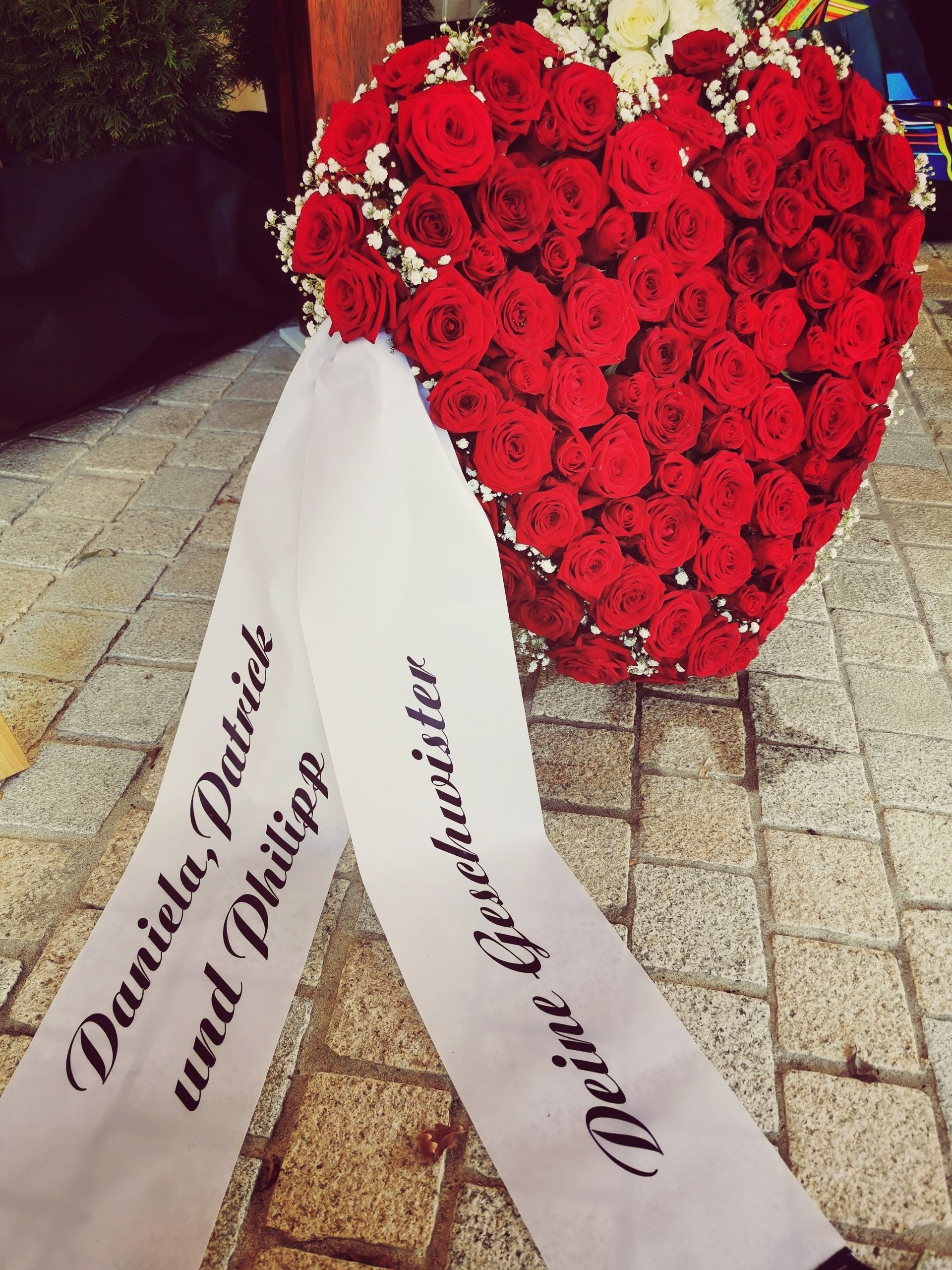 Herzlicher Abschied Trauerblumen Beerdigung Aalen Herz Rote RosenTrauerblumen, Trauerfloristik, Trauerkranz
Urnenschmuck, Blumenschmuck, Grabschmuck, Lilien für Trauerfeiern
Beerdigungsblumen, weiße Rosen Trauer, Sargschmuck