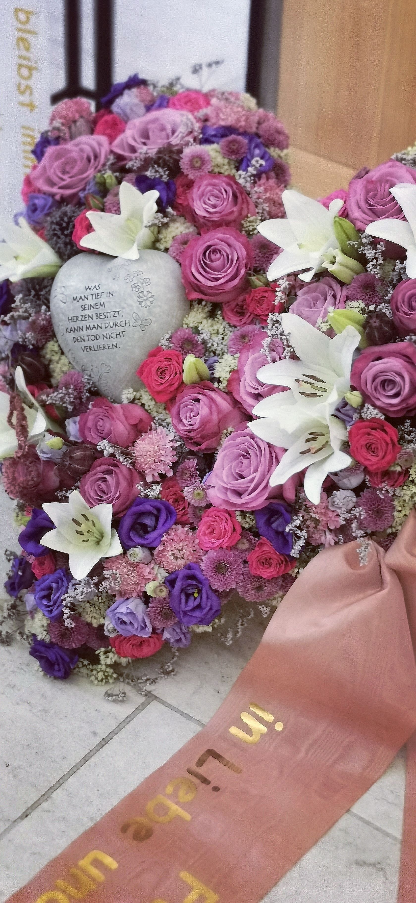 Trauerkranz mit Schleife Kranz Beerdigung Aalen Trauerblumen Flower-Caravan Trauerblumen, Trauerfloristik, Trauerkranz
Urnenschmuck, Blumenschmuck, Grabschmuck, Lilien für Trauerfeiern
Beerdigungsblumen, weiße Rosen Trauer, Sargschmuck