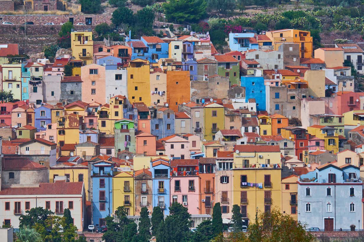 Blick auf die bunten Häuser der Altstadt von Bosa, Sardinien