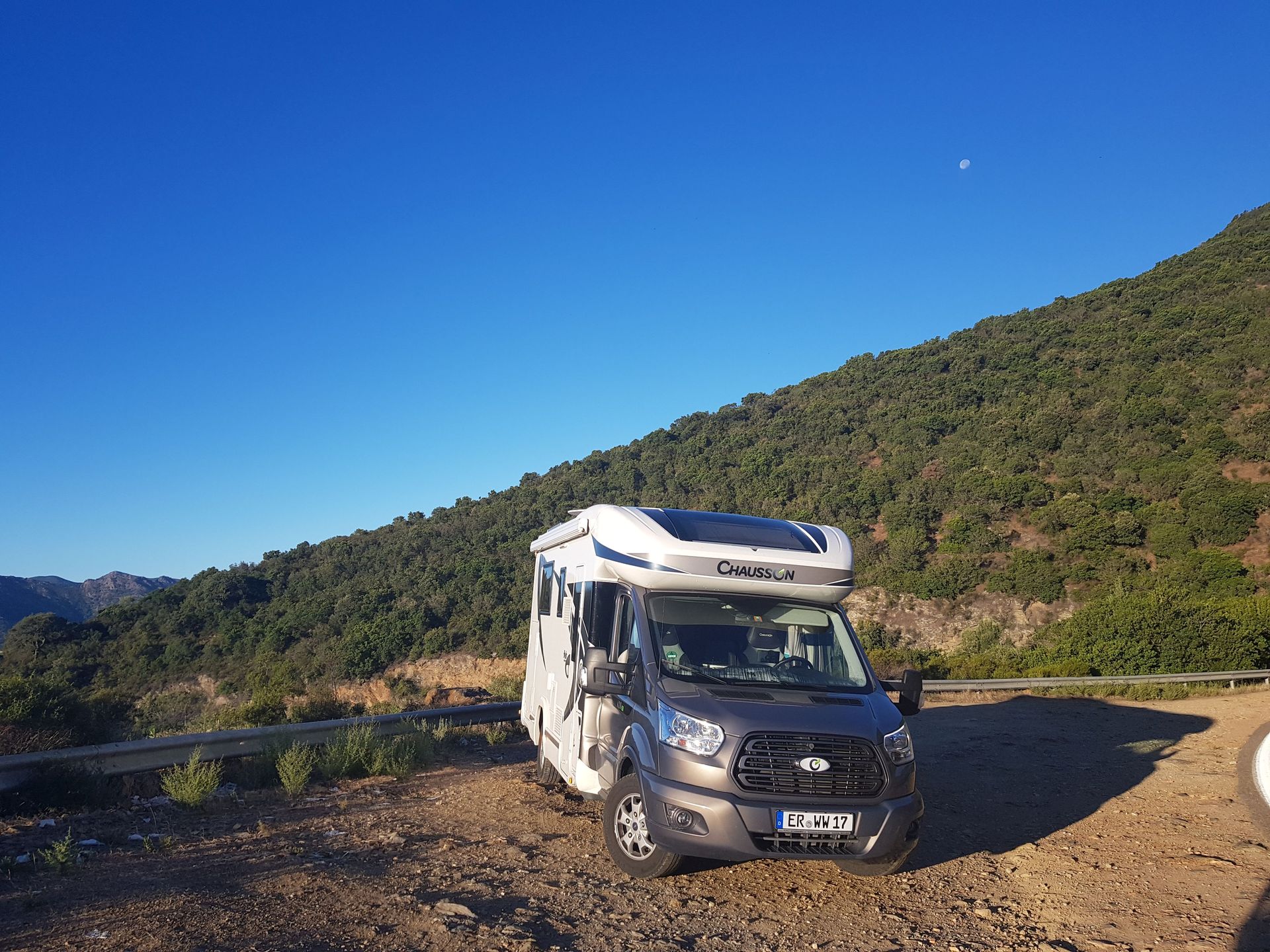 Wohnmobil mit Meerblick auf Sardinien