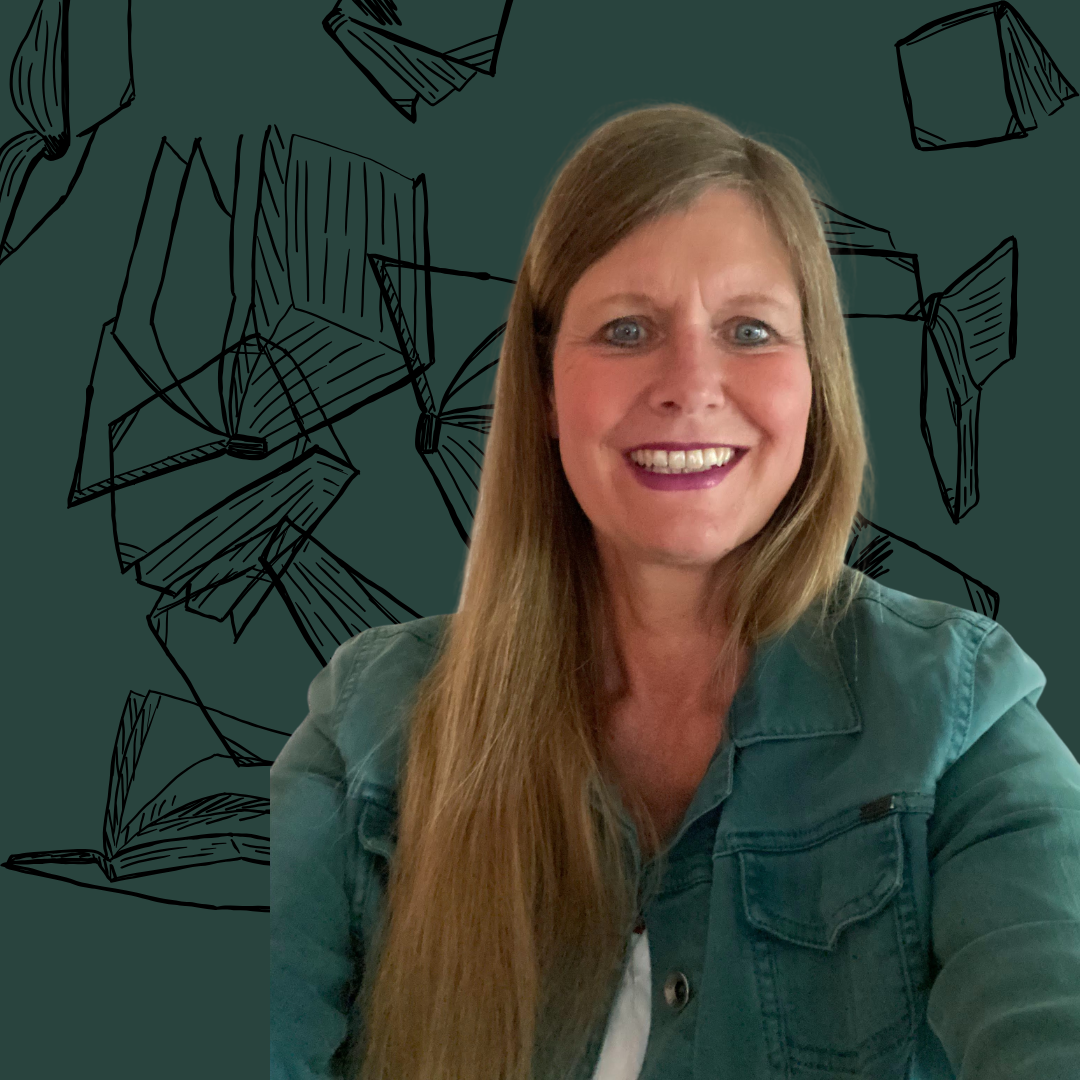Ich freue mich auf euch. Strahlende Frau mit langen blonden Haaren mit gründer Jeansjacke und dunkelgrünem Hintergrund, auf dem schwarze Umrisse von fliegenden Büchern zu sehen sind.