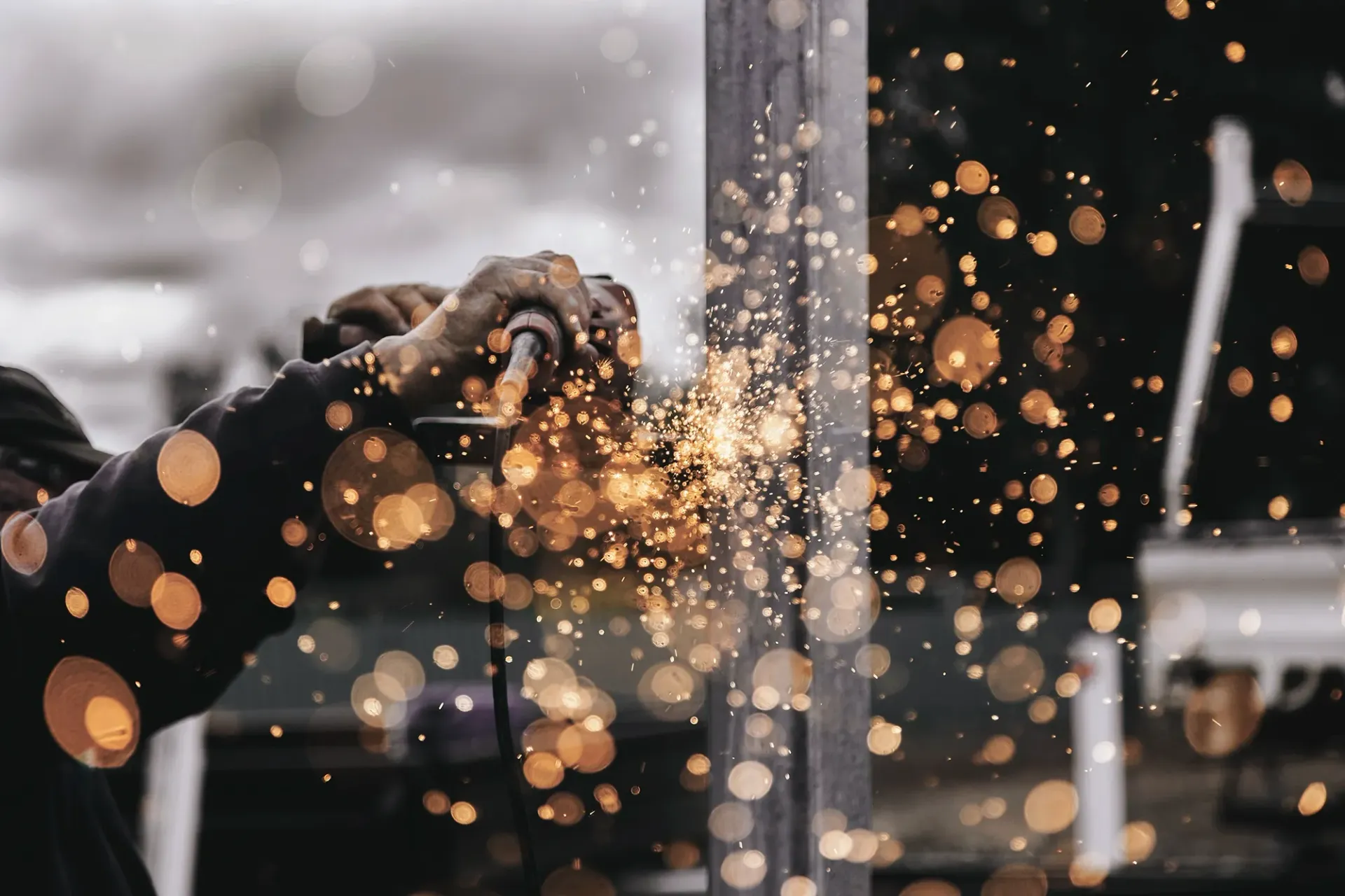 Metallbauer Konstruktionstechnik (m/w/d) bei Mraz Metallbau in Neumarkt: Fertigung und Montage hochwertiger Metallkonstruktionen aus Stahl, Edelstahl und Aluminium. Abwechslungsreiche Projekte im Treppen-, Geländer-, Balkon- und Stahlbau.