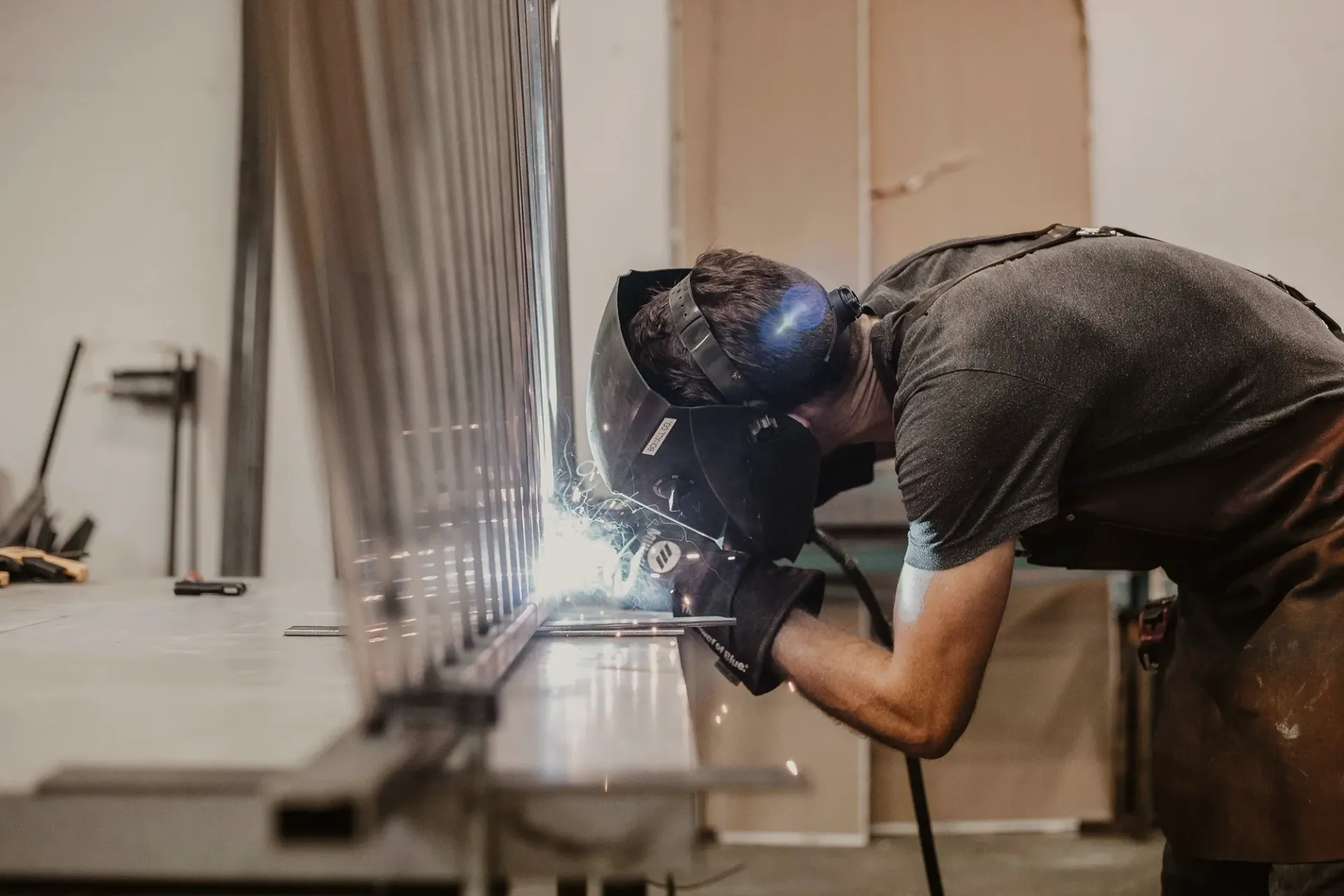 Schweißer MAG/WIG (m/w/d) bei Mraz Metallbau in Neumarkt: Präzise Schweißarbeiten an hochwertigen Stahl-, Edelstahl- und Aluminiumkonstruktionen. Moderner Arbeitsplatz mit abwechslungsreichen Projekten im Metallbau.