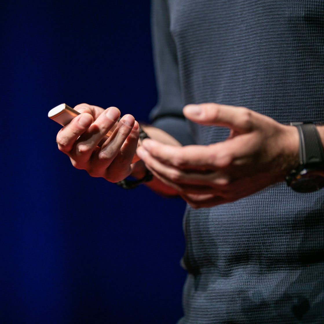 Die Hände eines Redners auf der Bühne beim Storytelling während seiner Präsentation.
