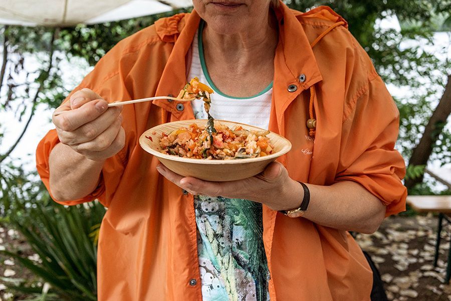 Wandeltag: Frau isst aus Palmblatt-Teller