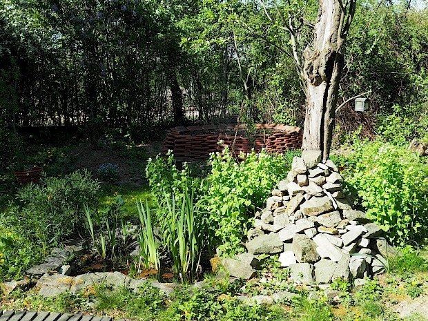 Hortus Nucis Steinpyramide