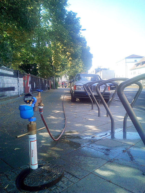 Hydrant mit Wasser für Lindenbaum