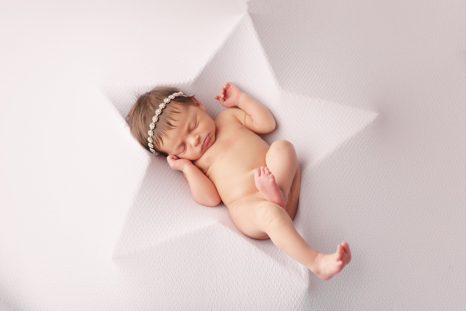 photo-nouveau-ne-fille photo-nouveau-ne-en-studio-a-cannes