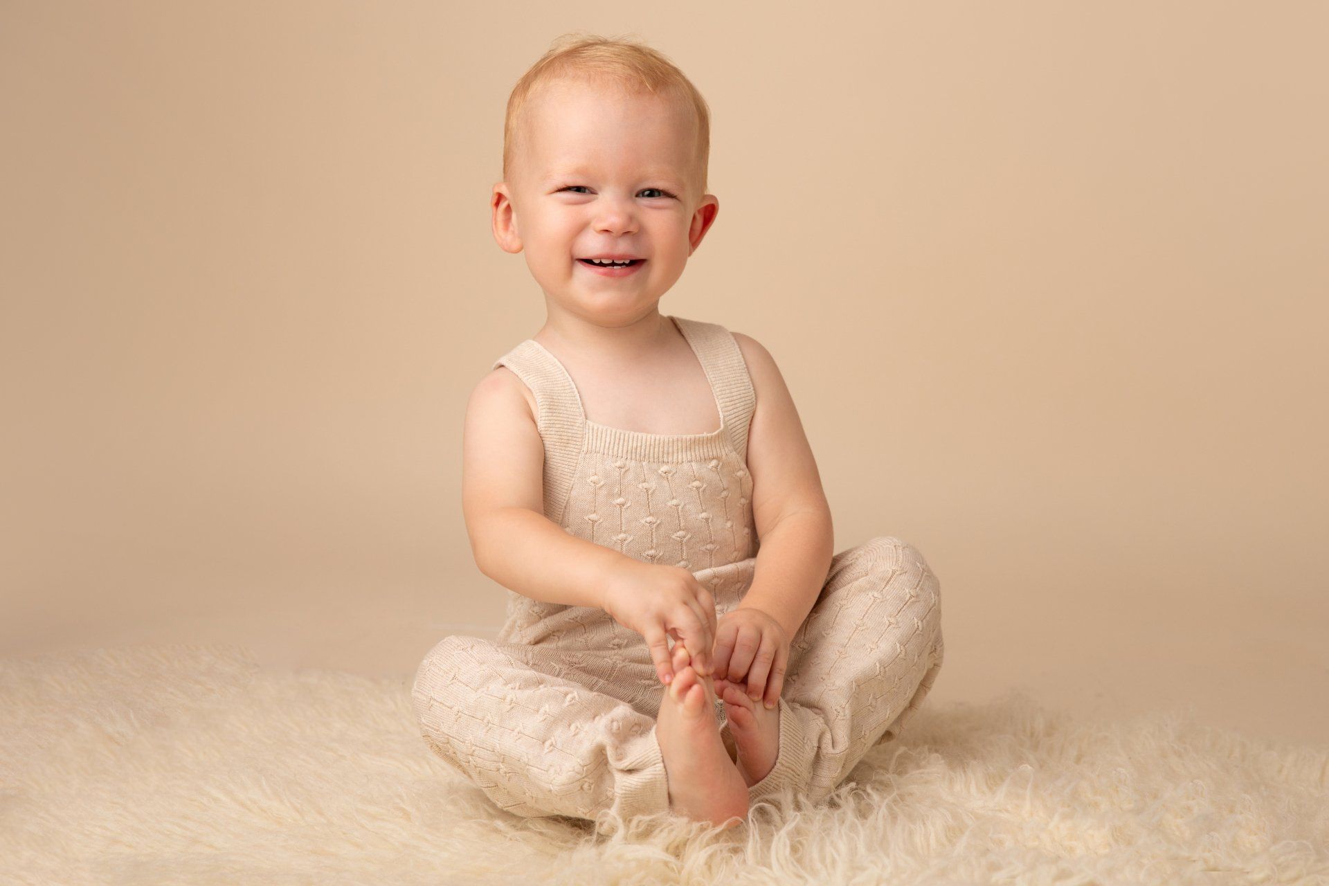 photo-bebe- combinaison beige-photo-garçon-photo-petit-garçon-en-studio-a-cannes