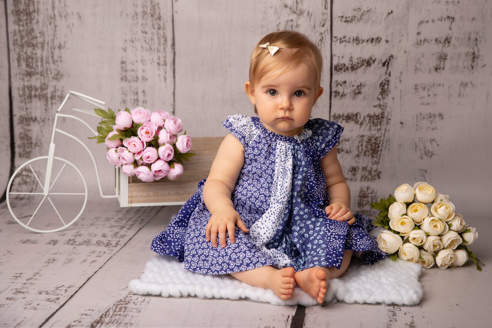 floriste- photo-bebe- combinaison beige-photo-fille-photo-petite-fille-en-studio-a-cannes