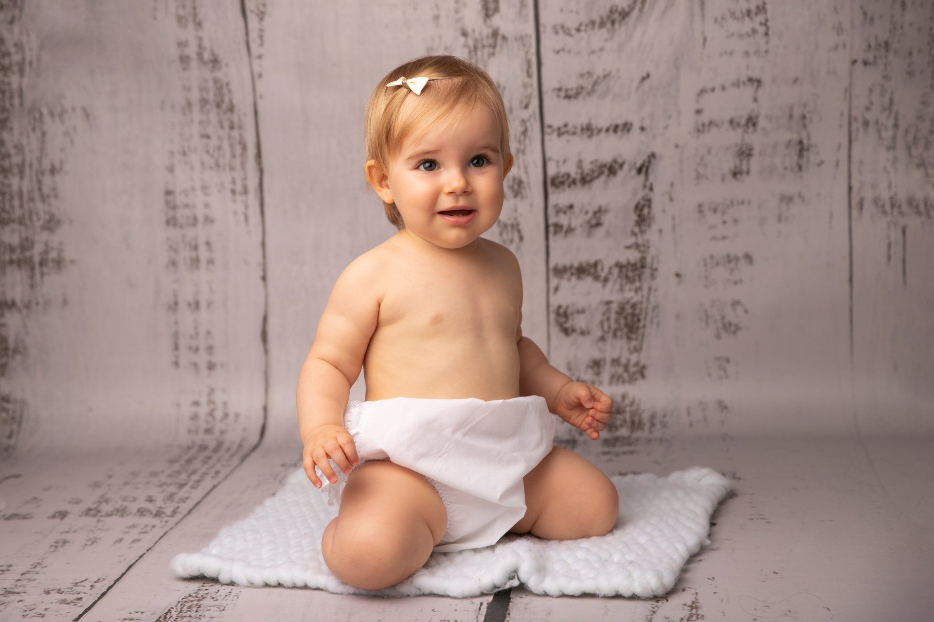 photo-bebe- combinaison beige-photo-fille-photo-petite-fille-en-studio-a-cannes