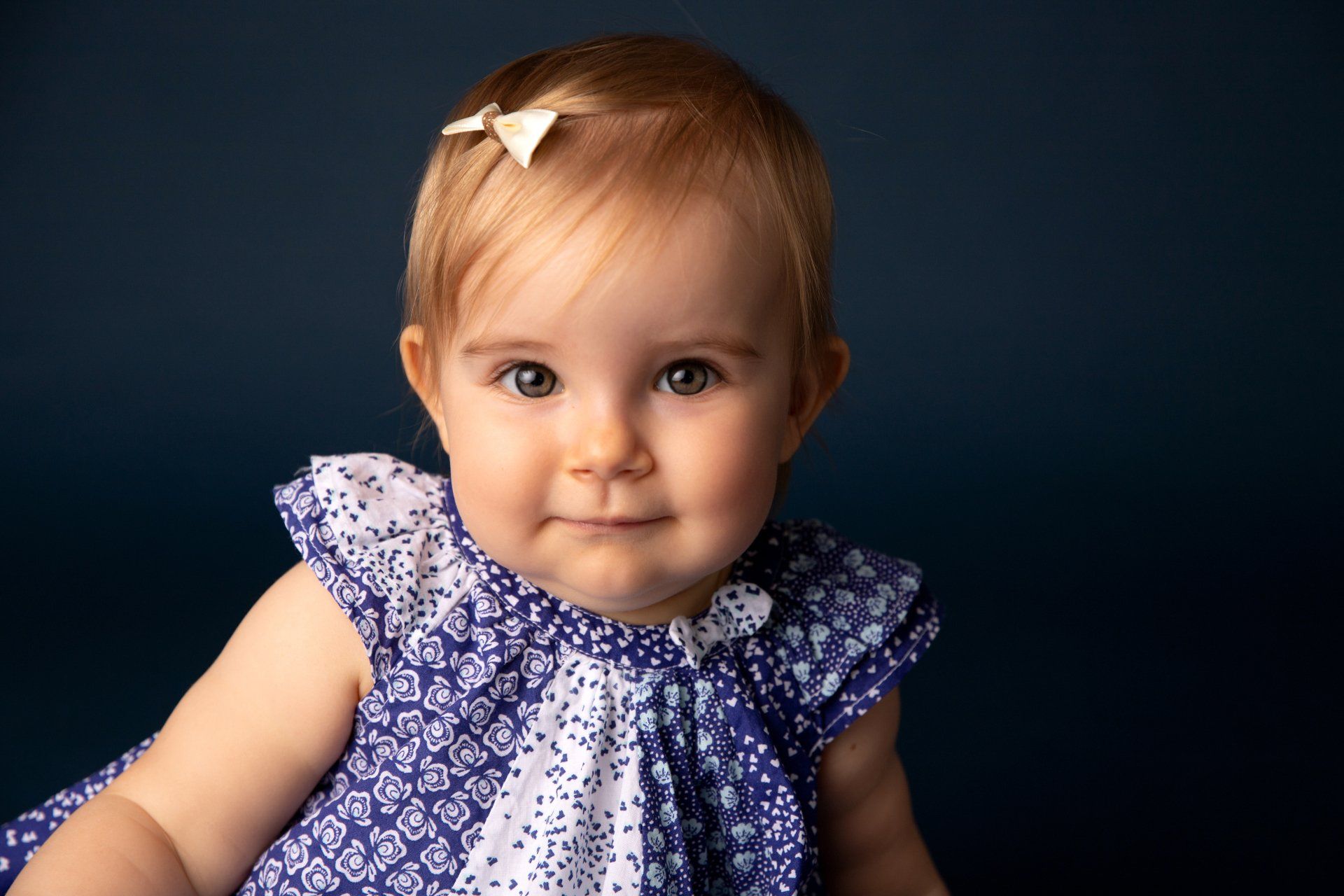 photo-cannes-floriste- photo-bebe- combinaison beige-photo-fille-photo-petite-fille-en-studio-a-cannes