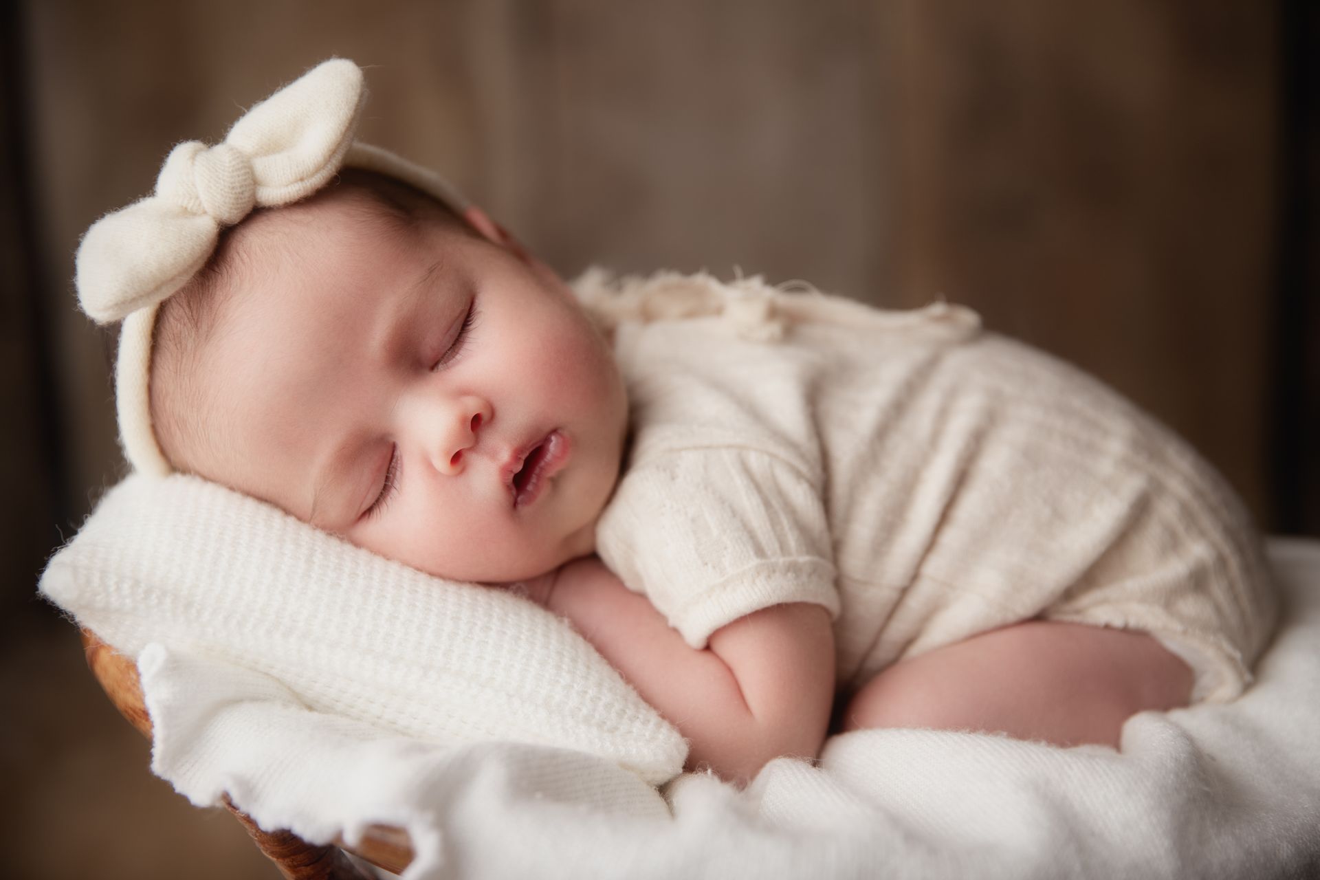 Séance nouveau-né en studio sur cannes de cette petite beauté. Séance photo en studio sur cannes de ce très beau nouveau-née dans son écorce