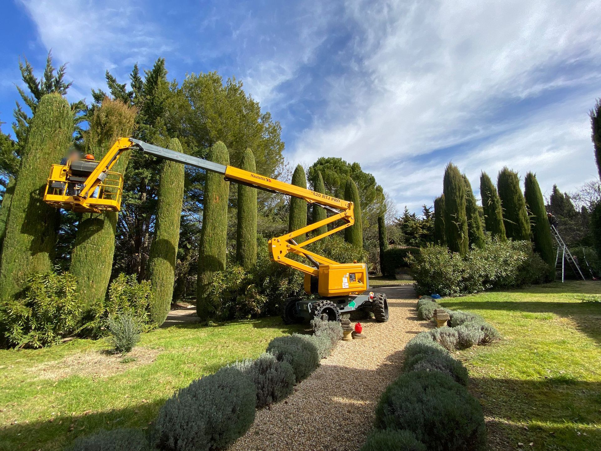 Access Vert paysagiste Aix en Provence pour taille tonte entretien et débroussaillage de votre jardin