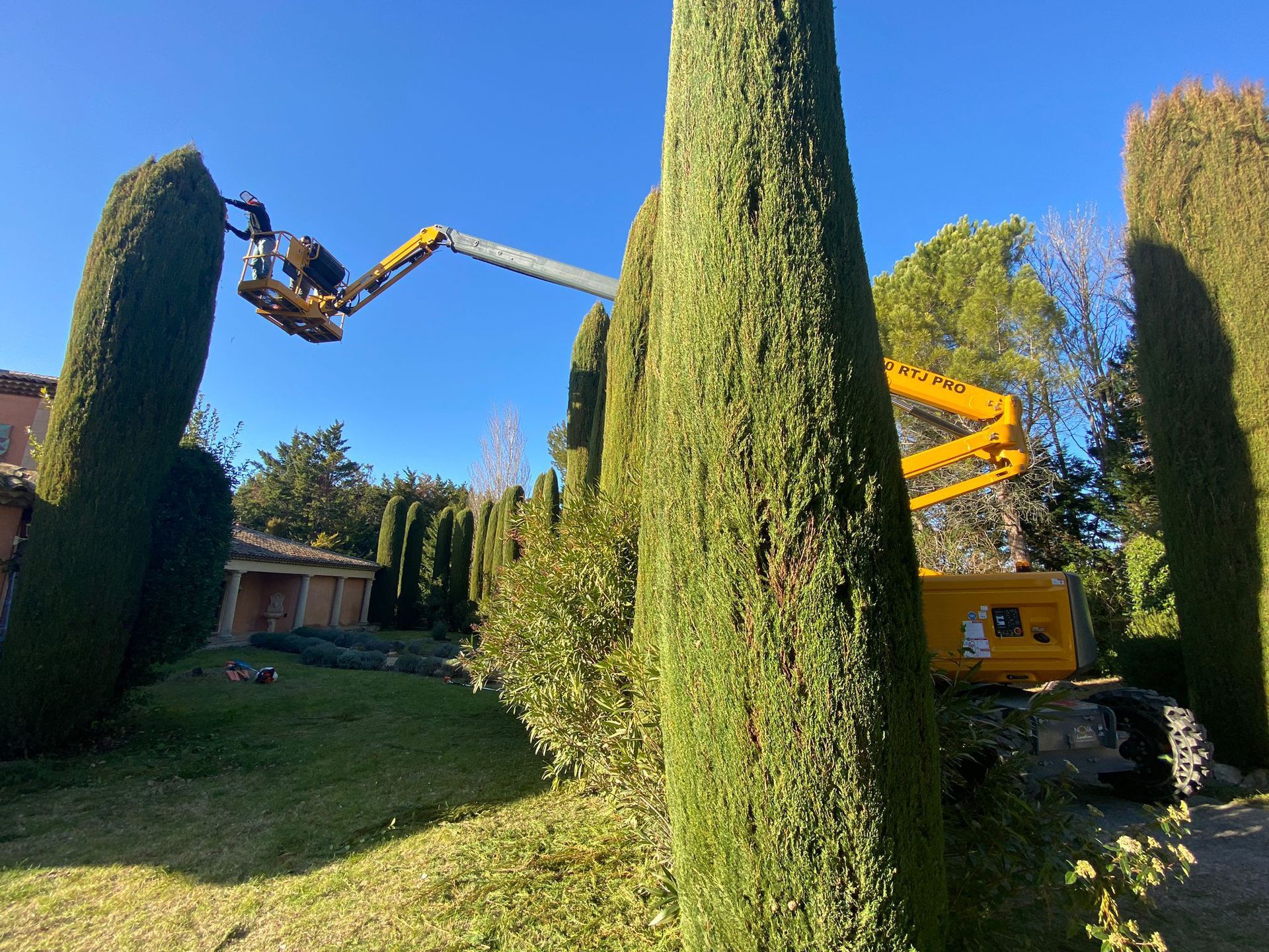 Access Vert paysagiste Aix en Provence pour taille tonte entretien et débroussaillage de votre jardin