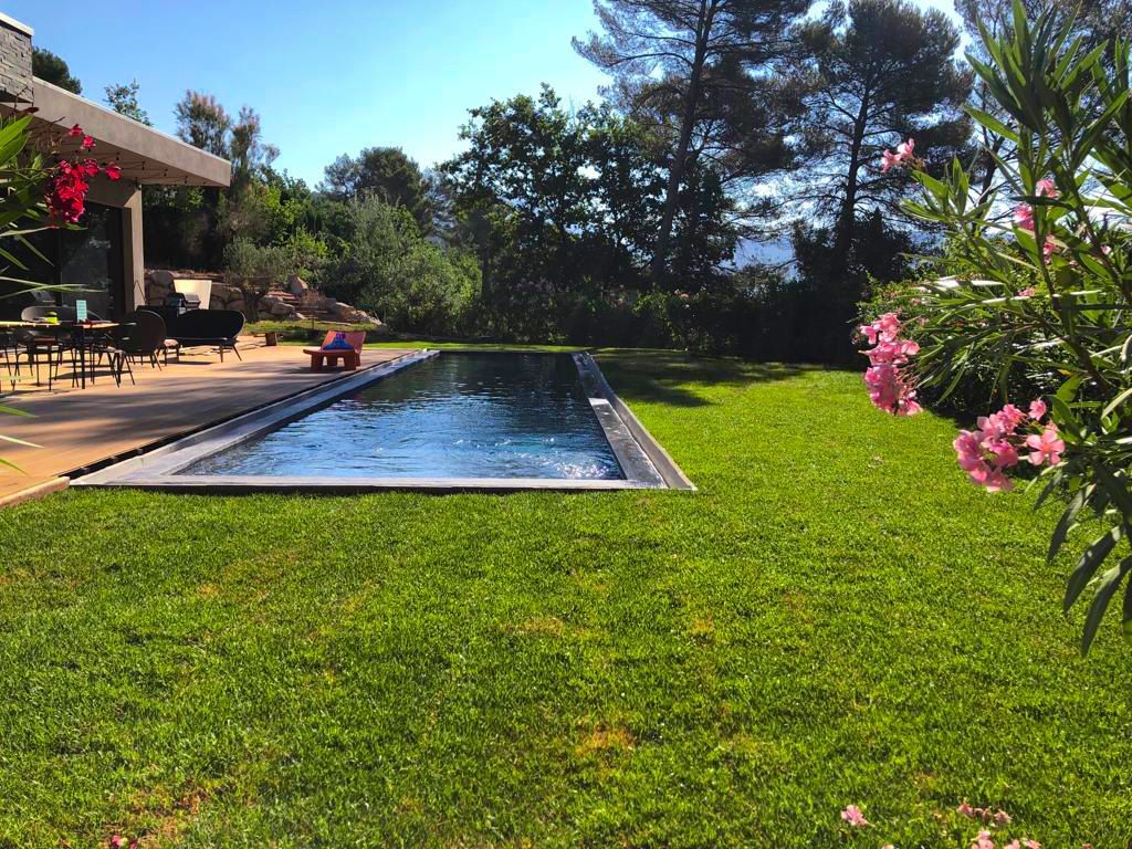 access-vert-apres-tour-piscine-pose-de-gazon