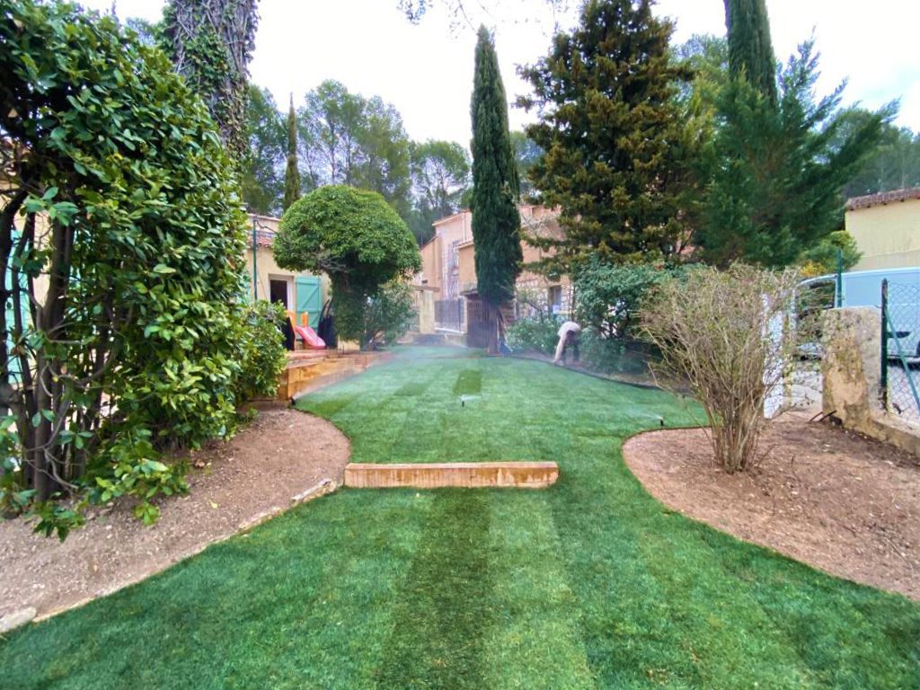 access-vert-apres-ventabren-pose-de-gazon-synthetique
