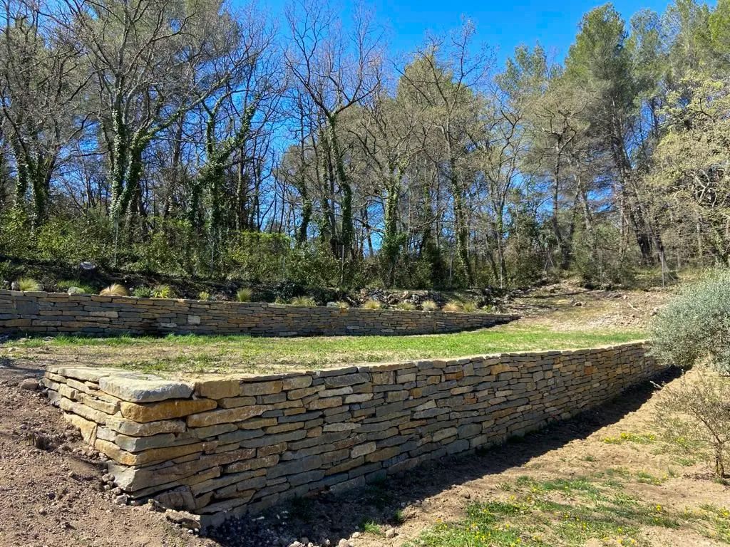 access-vert-mur-en-pierres-seches-roussillon-apres