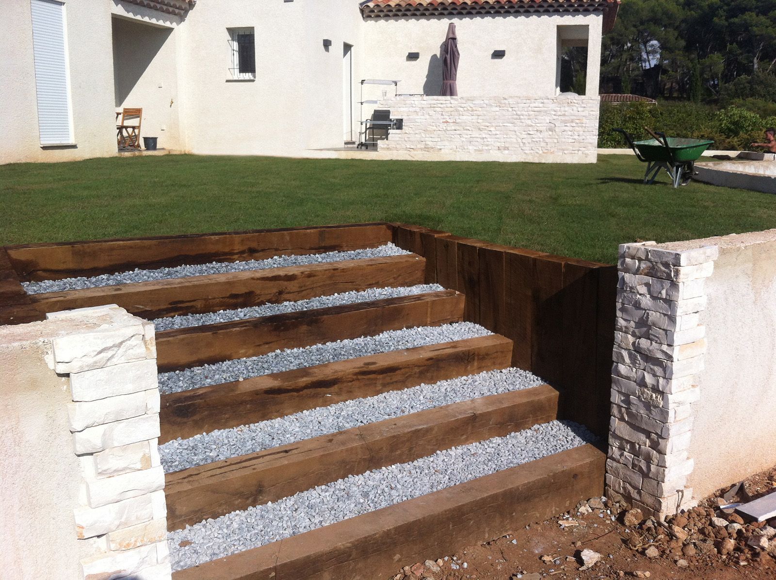 Access Vert paysagiste Aix en Provence pose de traverses