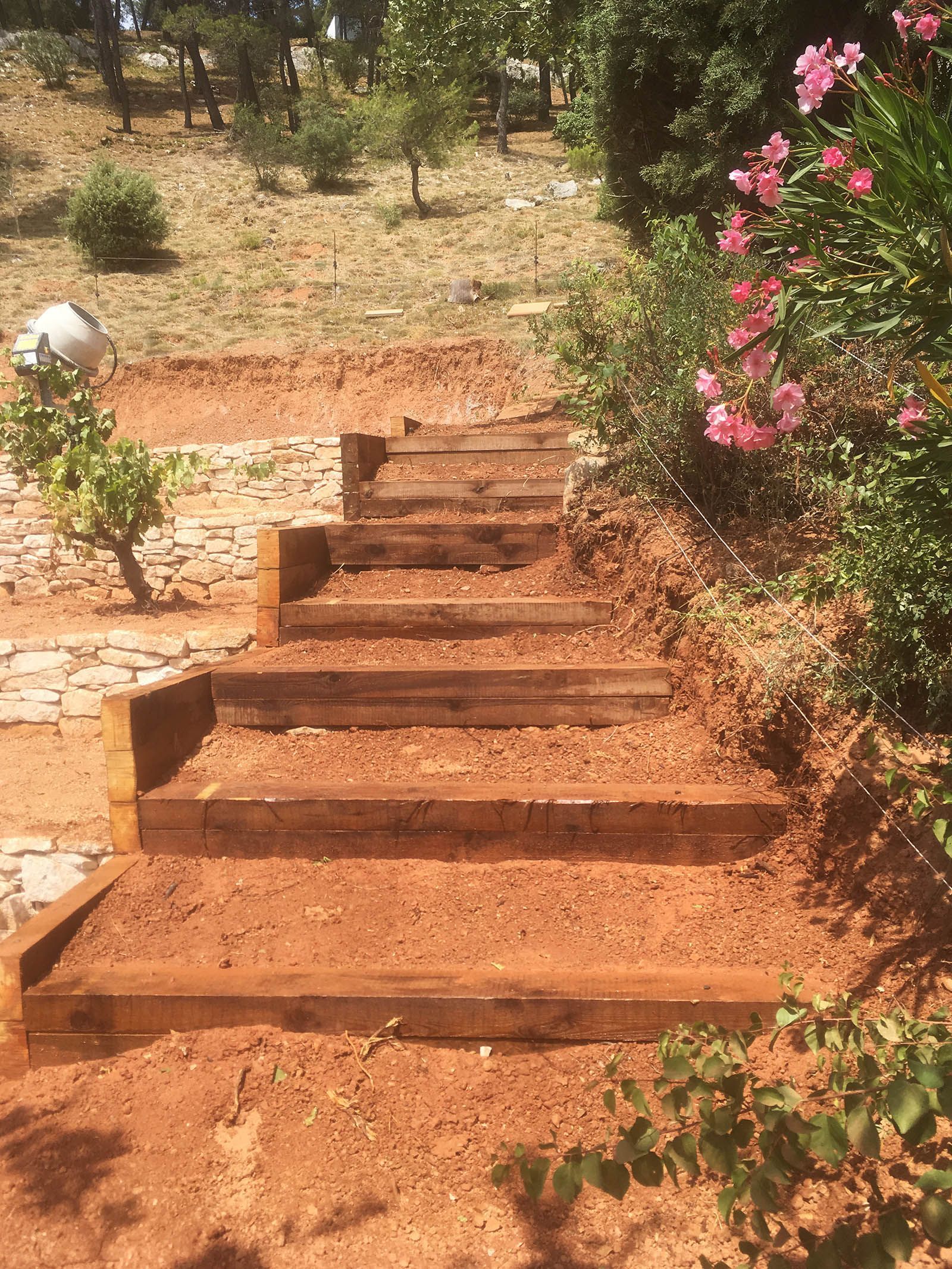 Access Vert paysagiste Aix en Provence pose de traverses