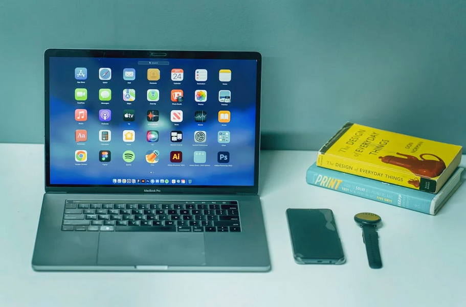 SMMA aufbauen mit Laptop und Smartphone