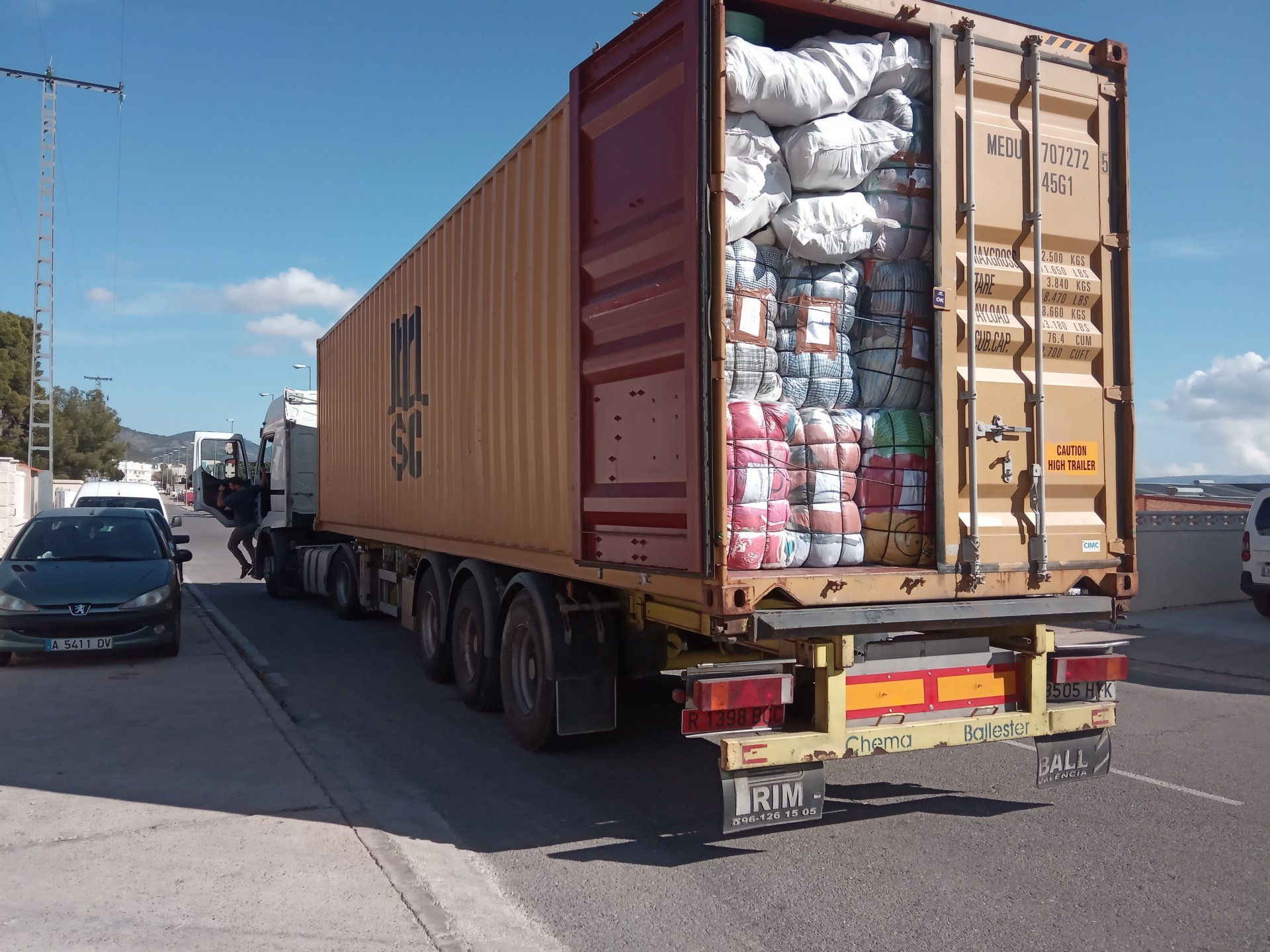 EMPRESA Compra venta Exportación en España especializada en 'ropa de segunda mano usada'zapatos usados bolsos juguetes cinturones moda y complementos pacas fardos de ropa de segunda mano usada