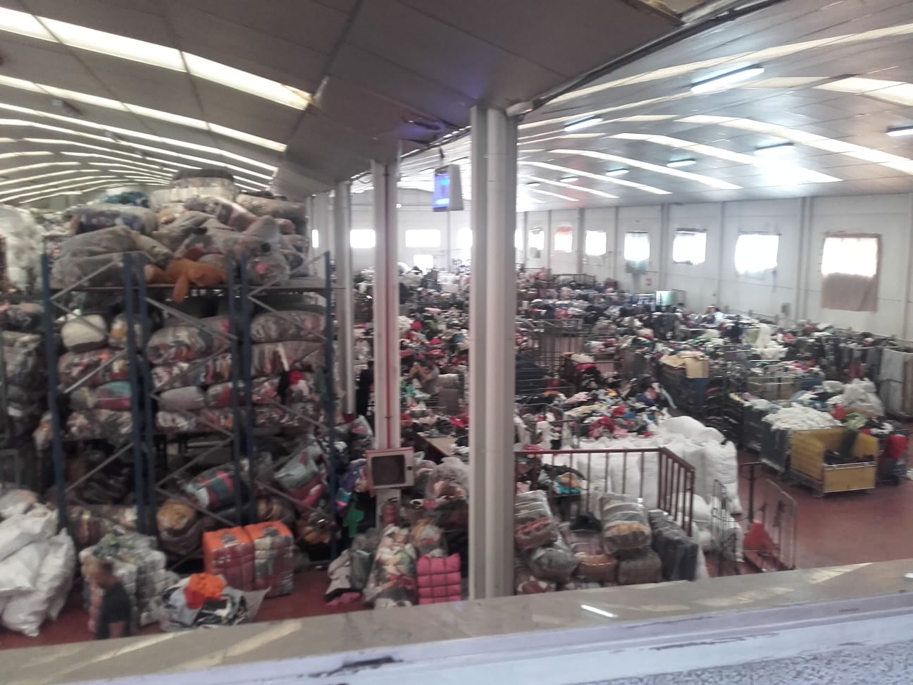 EMPRESA Compra venta Exportación en España especializada en 'ropa de segunda mano usada'zapatos usados bolsos juguetes cinturones moda y complementos pacas fardos de ropa de segunda mano usada