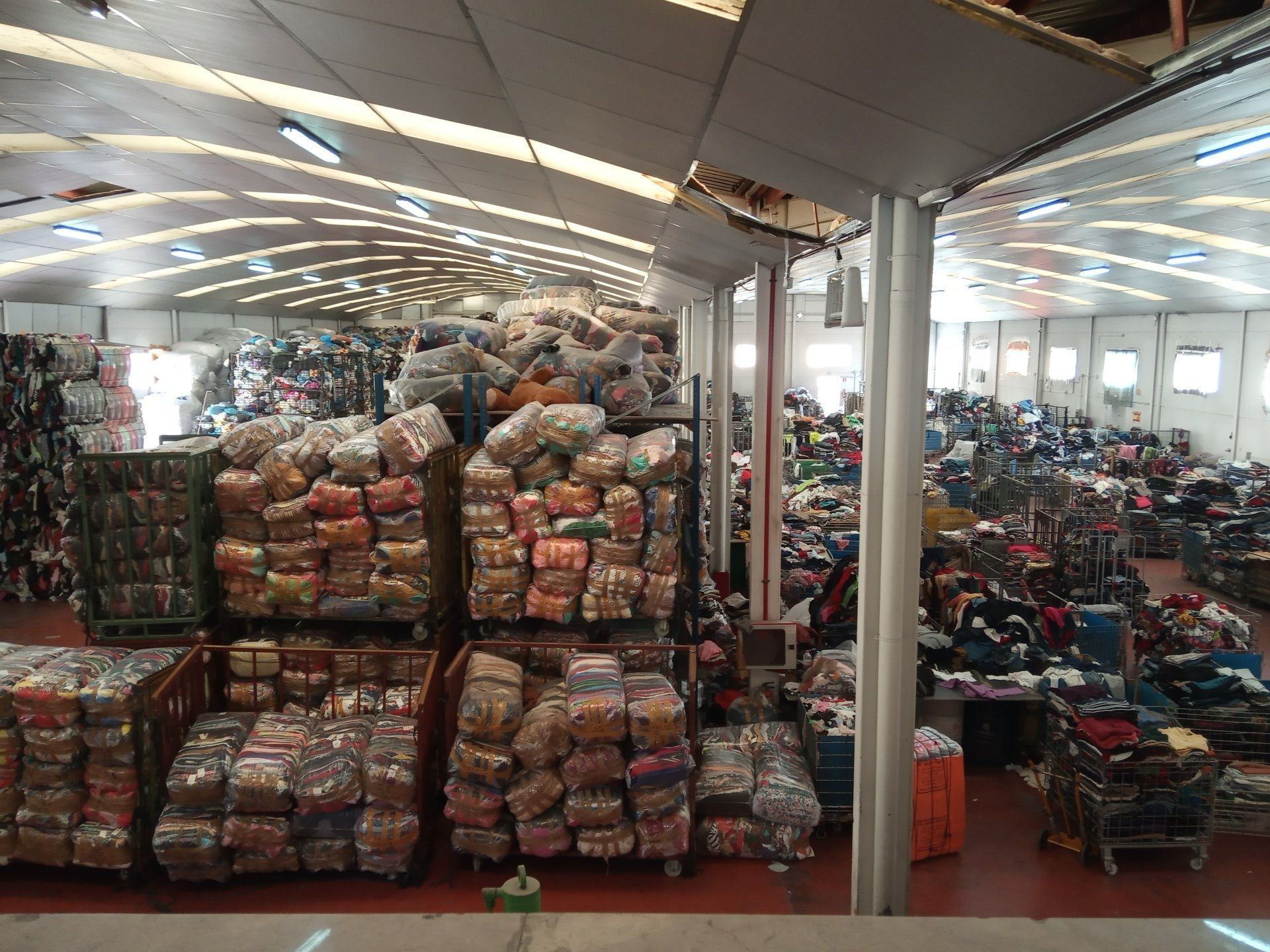 EMPRESA Compra venta Exportación en España especializada en 'ropa de segunda mano usada'zapatos usados bolsos juguetes cinturones moda y complementos pacas fardos de ropa de segunda mano usada