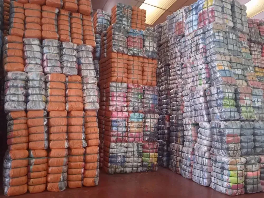 EMPRESA Compra venta Exportación en España especializada en 'ropa de segunda mano usada'zapatos usados bolsos juguetes cinturones moda y complementos pacas fardos de ropa de segunda mano usada