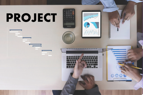 Équipe de chefs de projet analysant des données et un diagramme de Gantt en réunion.