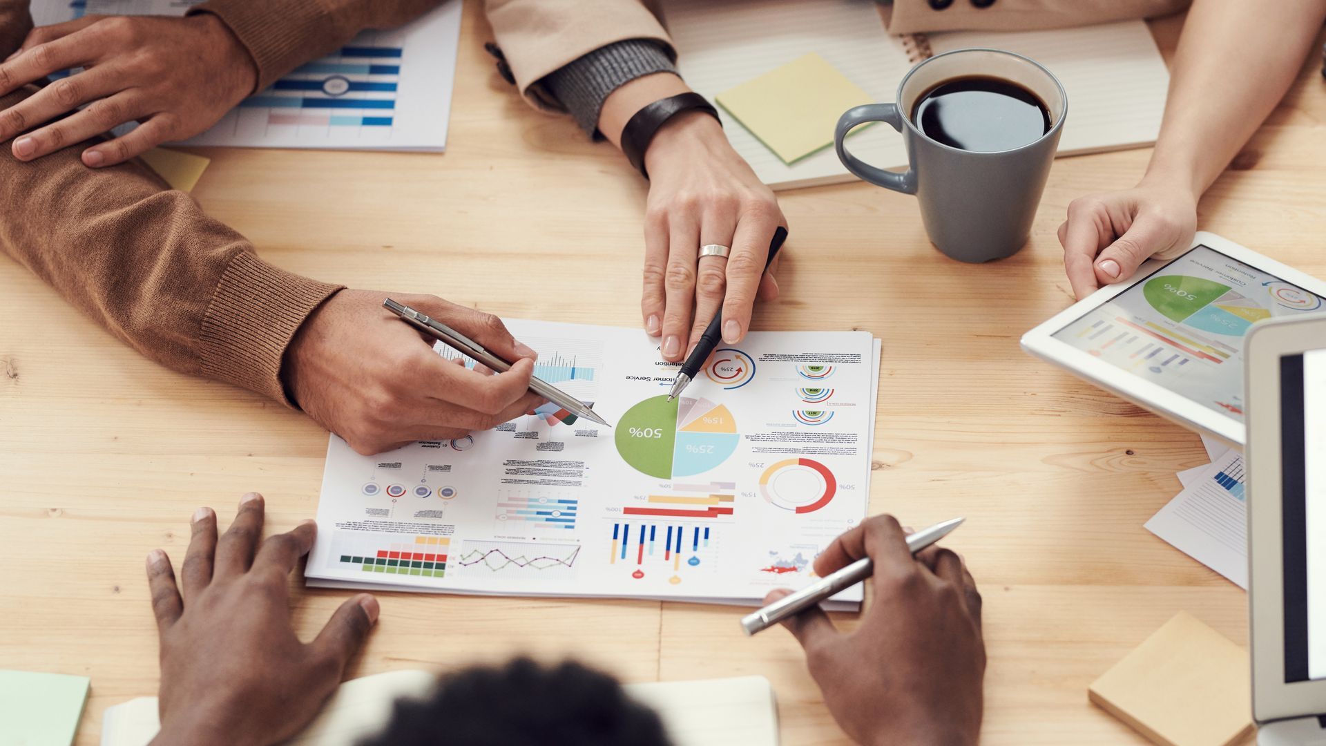 Personnes étudiant un graphique