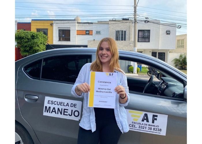 Auto de aprendizaje con doble mando de la Escuela de Manejo Aprende Fácil circulando por guadalajara