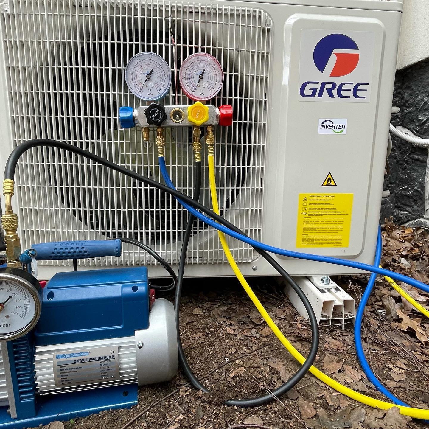 Klimaanlagen Wartung in Berlin – Techniker reinigt Innengerät