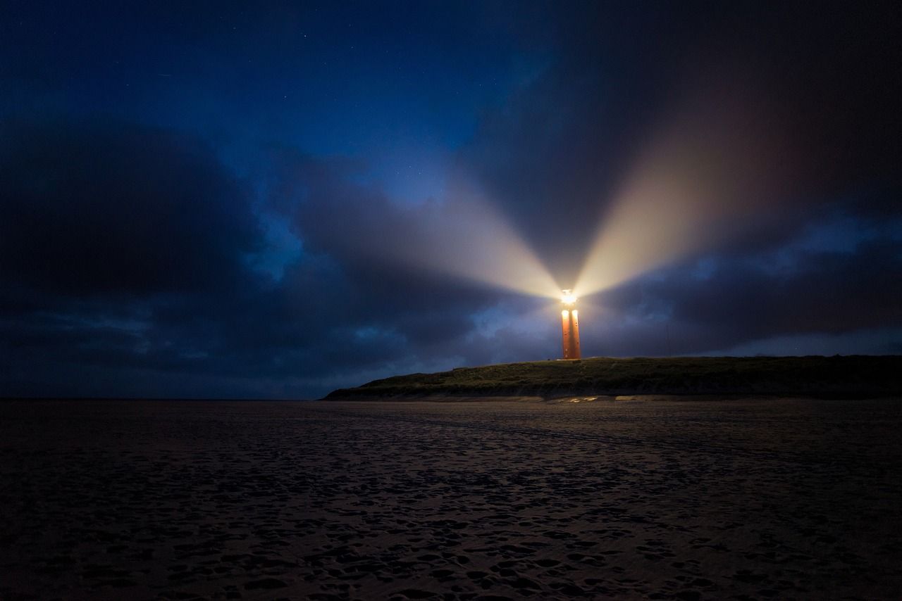 Strahlender Leuchtturm bei Nacht
