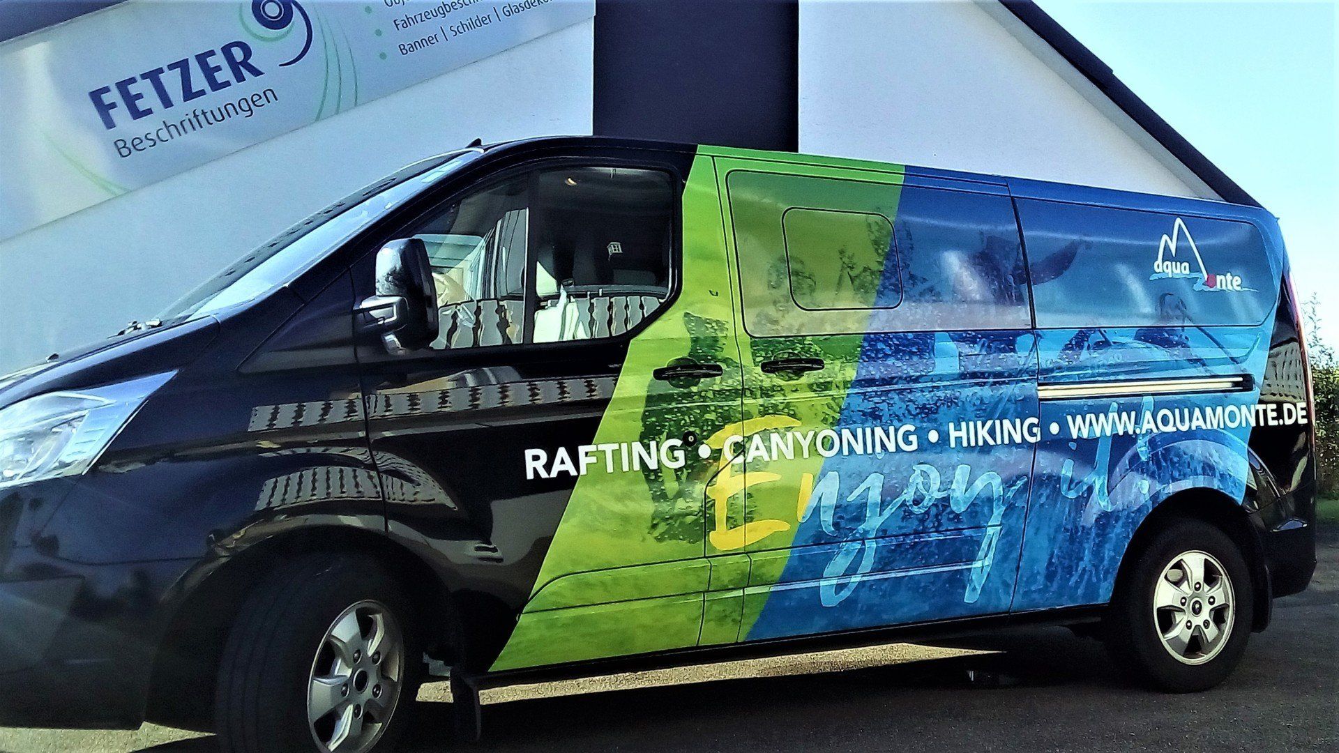 Transporter der Firma Aquamonte Denkingen teilfoliert.