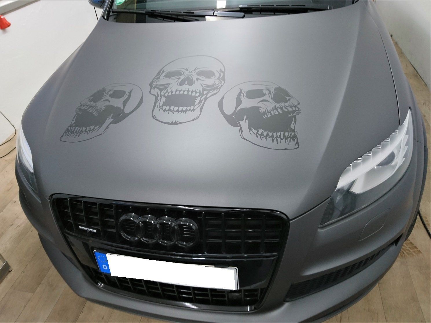 Motorhaube foliert mit Folienschnitt kombiniert.