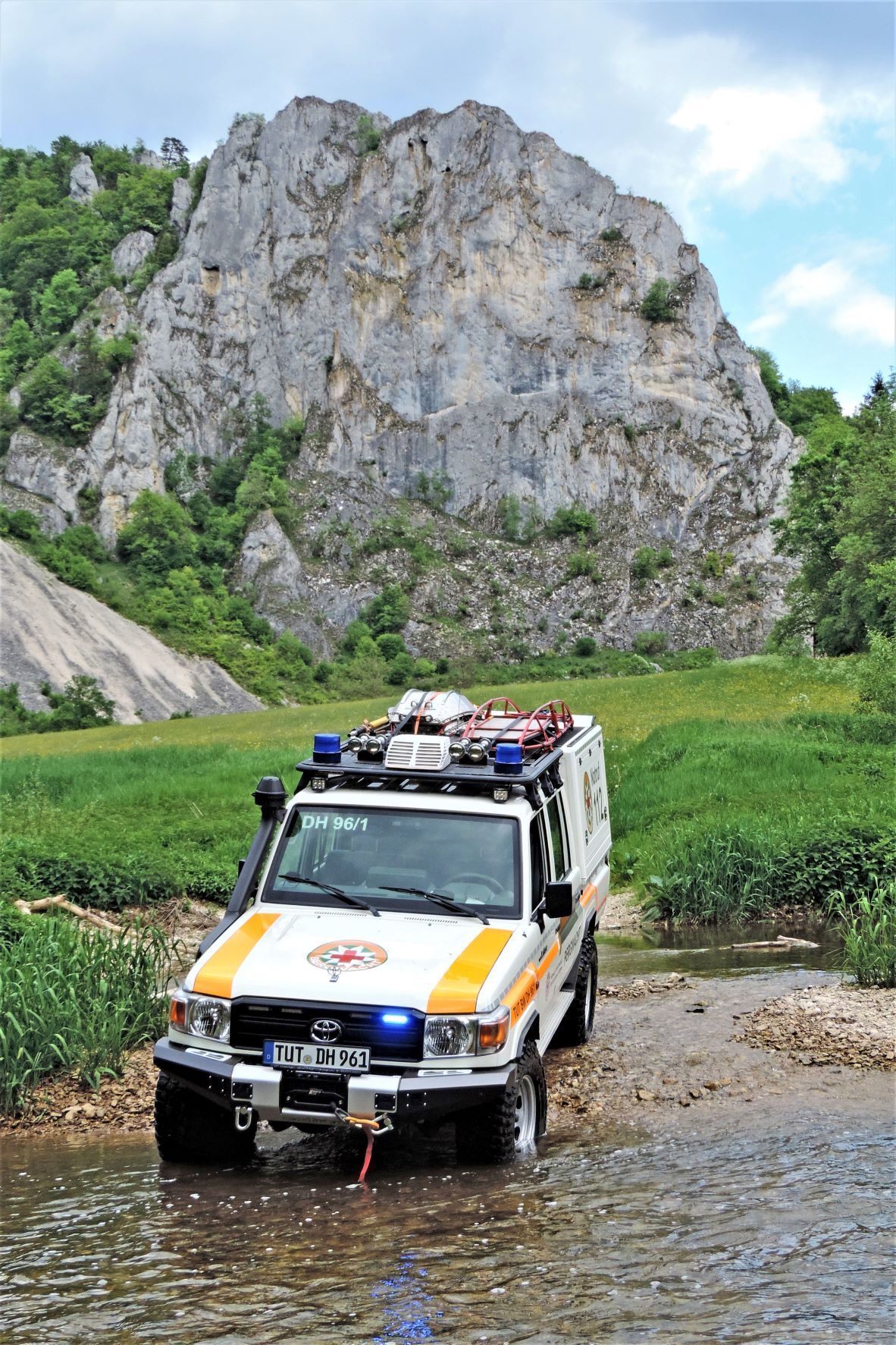 Einsatzfahrzeug Bergwacht Fahrzeug frisch  foliert.