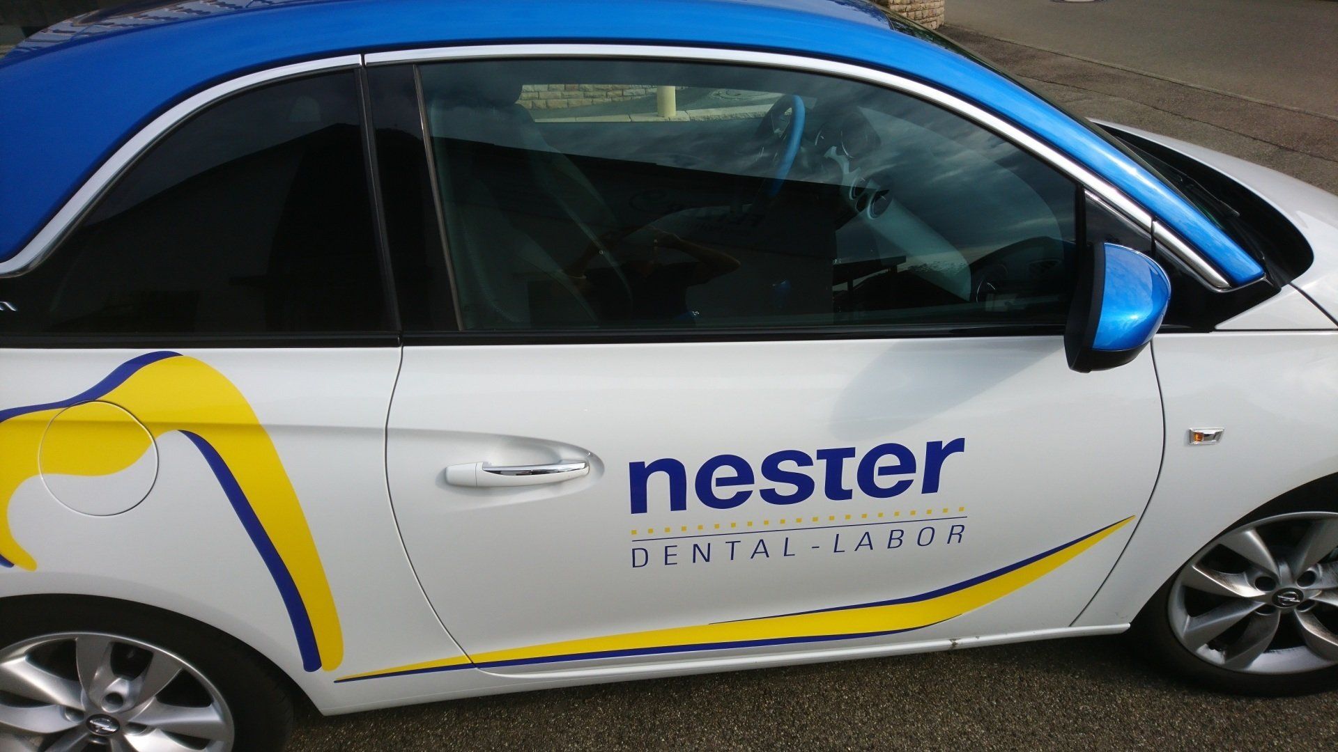 Fahrzeugbeschriftung von Fetzer-Beschriftungen für Nester Dental-Labor GmbH Trossingen
