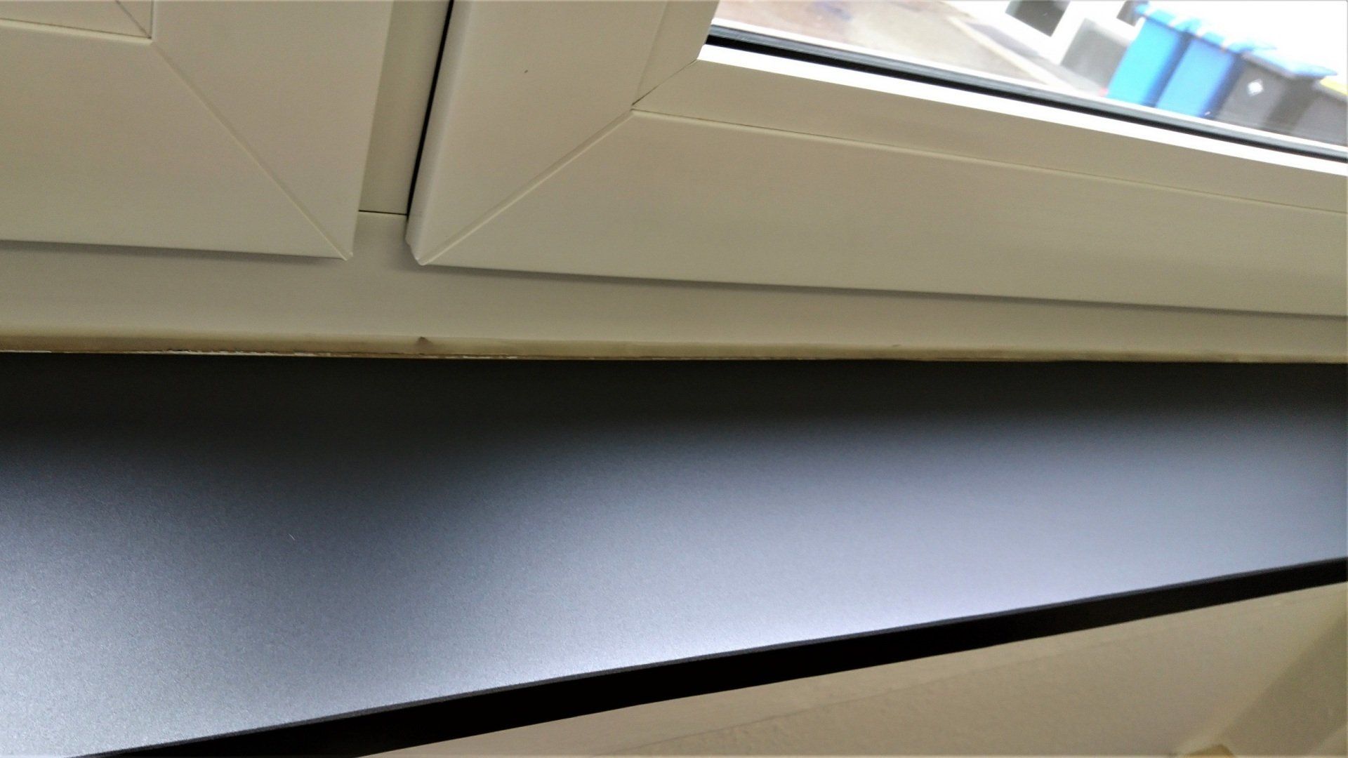 Fensterbrett schwarz foliert.