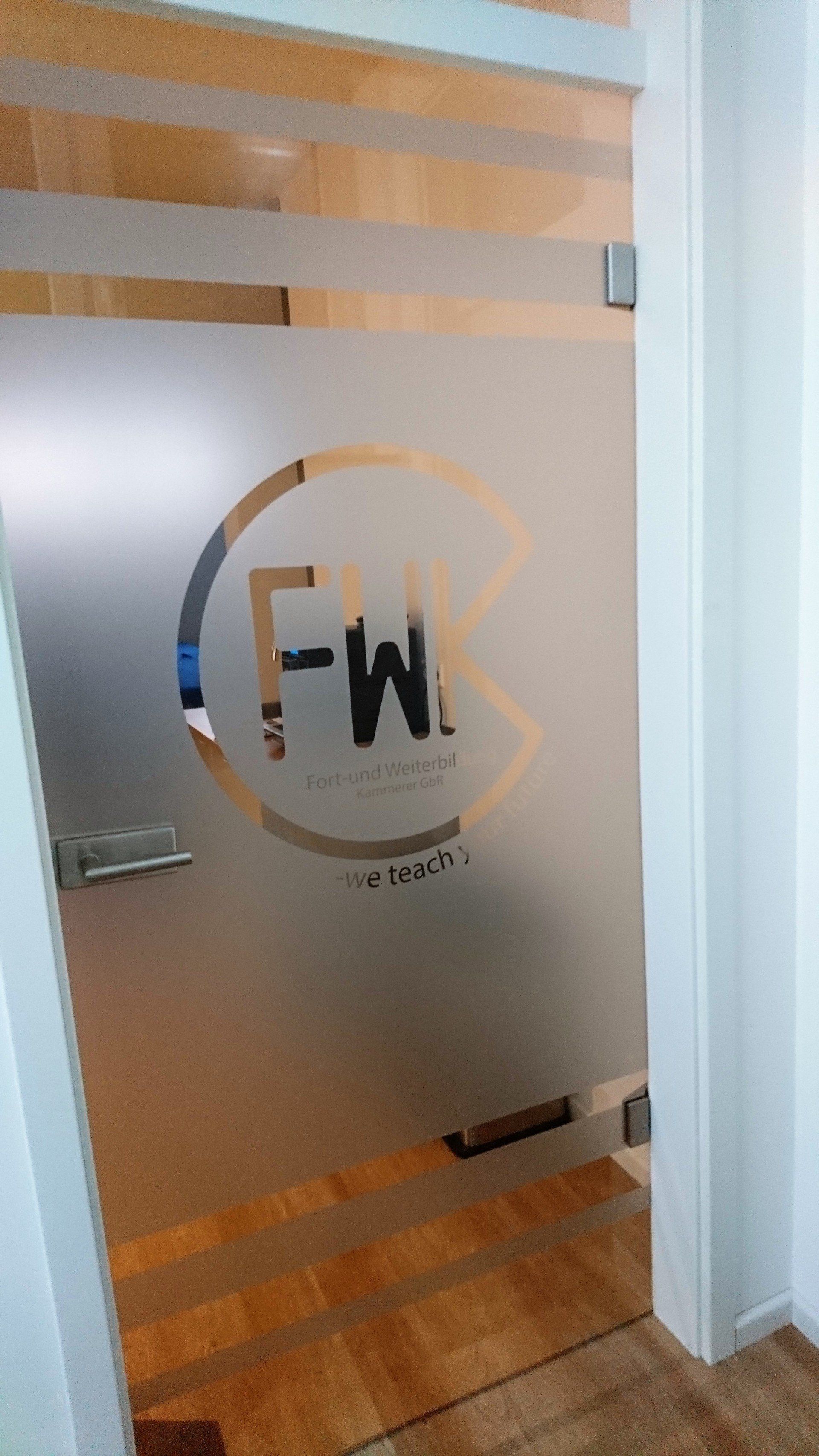 Glastüre beklebt mit geplotteter Glasdekorfolie.