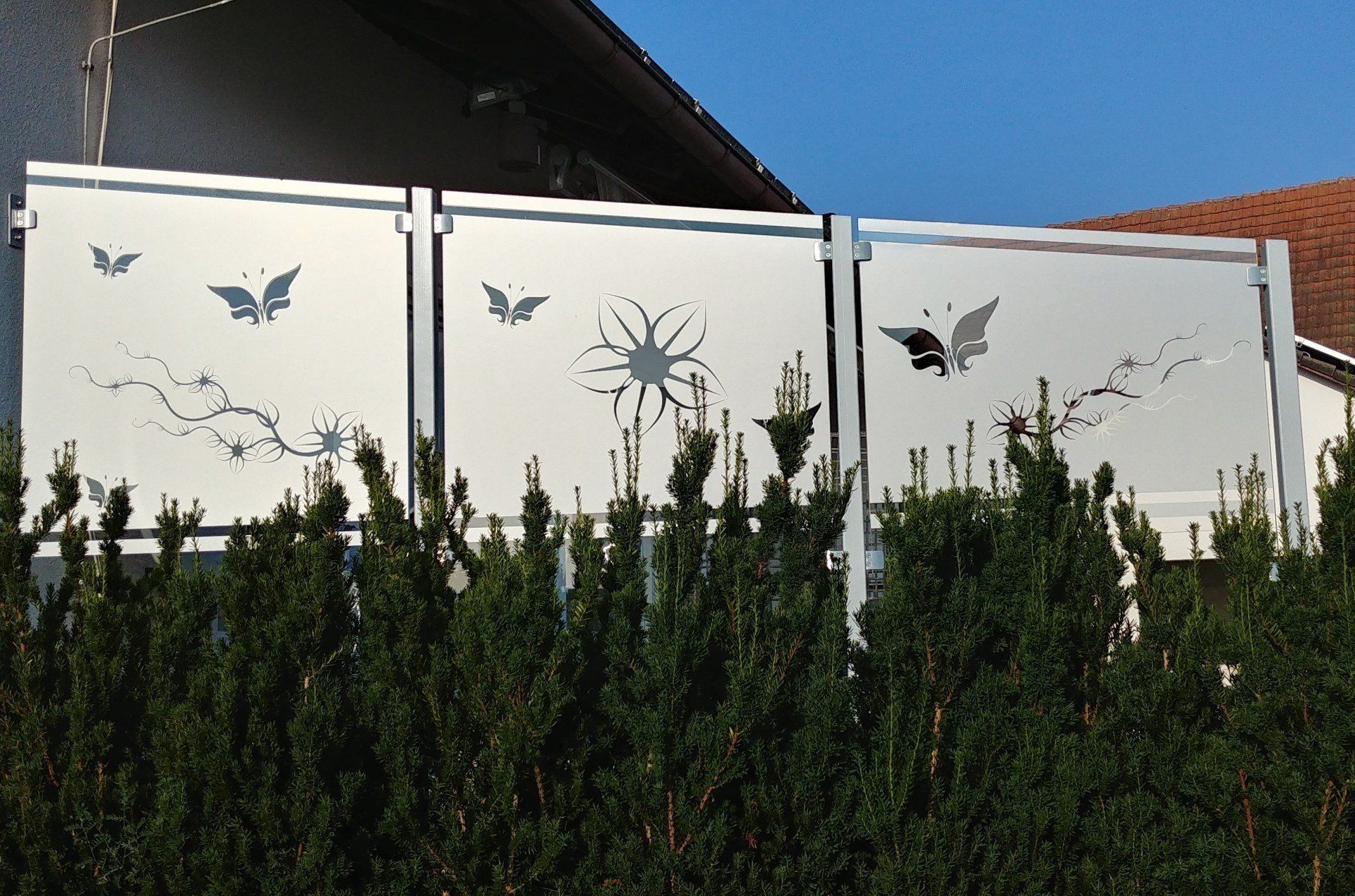 Glasdekorfolie im Außenbereich als Sichtschutz.